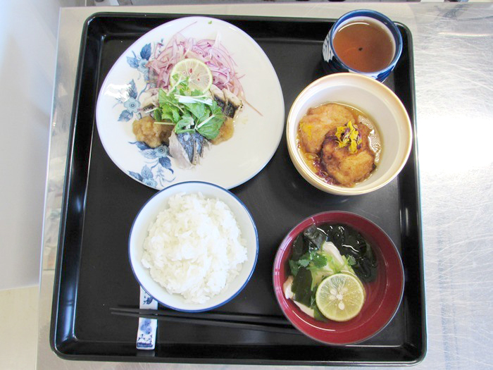 ▲完成した「鰆の叩き 香味野菜添え」「ねばりっこ揚げ出汁」「鶏むね肉と若芽のすまし汁」