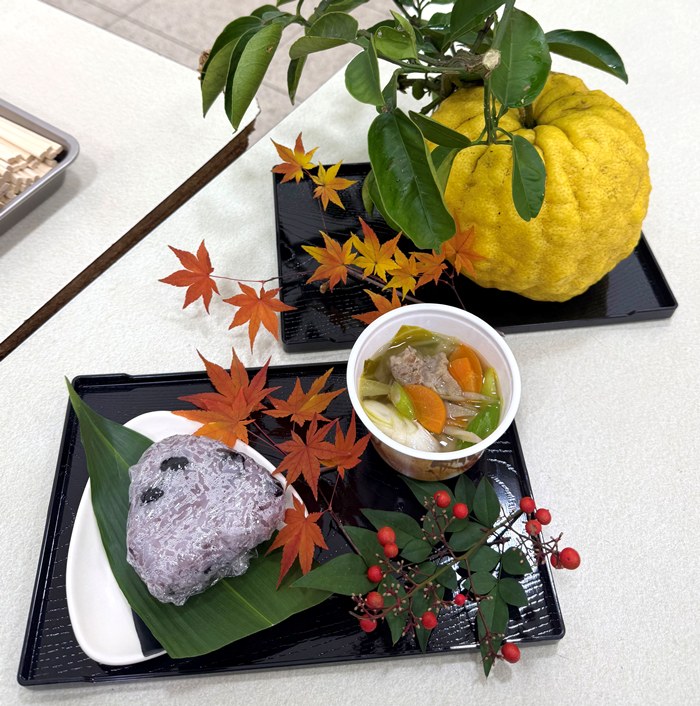 ▲試食した黒豆ご飯と豚汁。