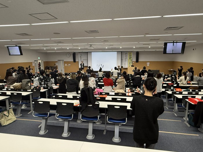 ▲大部由美先生の講演。実際に体を動かしながら、栄養の大切さについてお話をうかがいました。