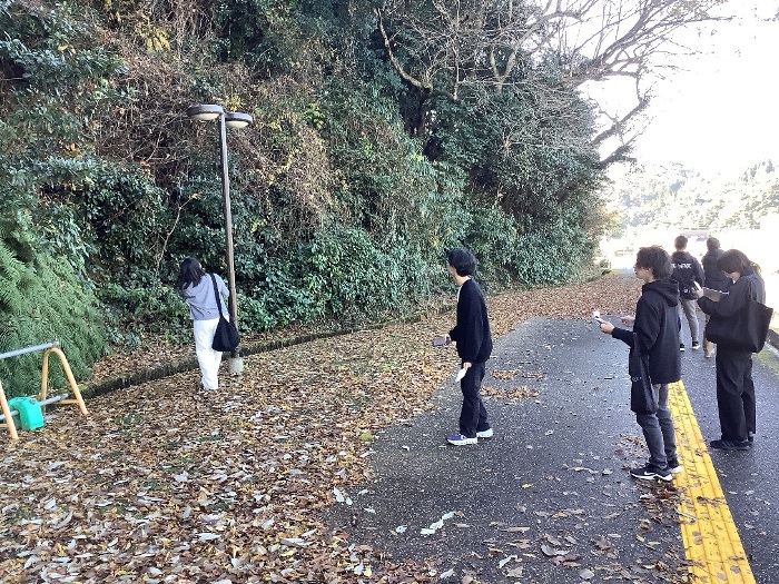 △フィールドワークの様子１（街路灯確認中）