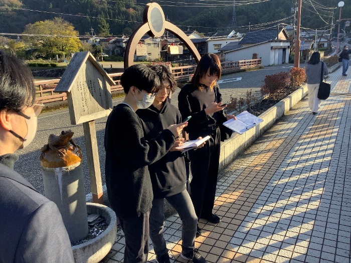 △フィールドワークの様子２（事前計画の情報を確認中）