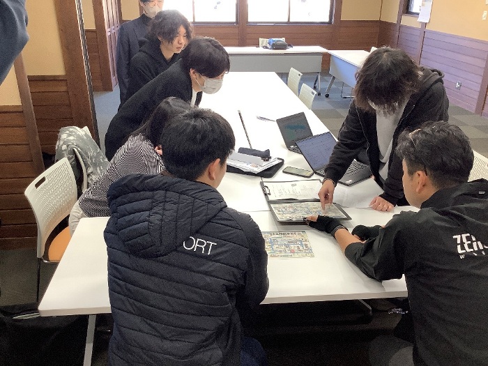 △フィールドワーク直前の打ち合わせの様子（三朝町役場の方と）