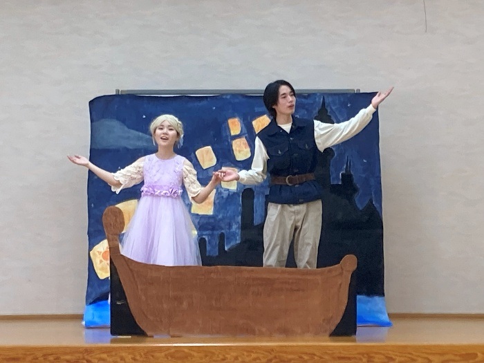 △名曲「輝く未来」の歌唱シーン