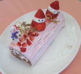 「クリスマス料理」を実習しました ～学生のデコレーションデザインによるブッシュ・ド・ノエル～