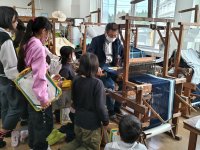 倉吉市立高城小学校4年生が絣美術館を見学しました